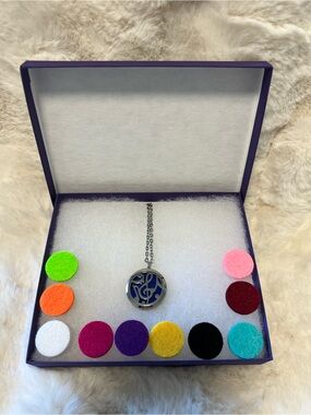 Music note Necklace with 12 essential oil pads